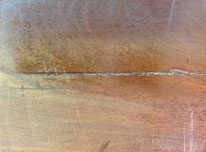 Split veneer in the middle of the top of the table