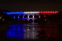 Le Pont du Gard s'éclaire en bleu, blanc, rouge. Hommage aux victimes des attentats de Paris et soutien aux valeurs de la démocratie