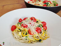 Spinat Spaghetti mit Zucchini, Frischkäse und Kirschtomaten