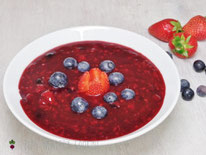 Rote Grütze in Schüssel mit Erdbeeren und Blaubeeren