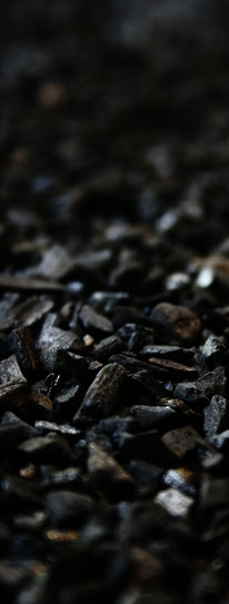 zoom sur des morceaux de charbon aux tonalités noires