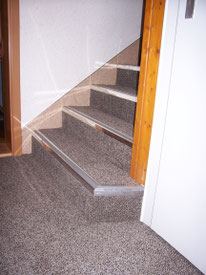 Treppenverlegung mit Schmutzfangbelag, bzw. Debolon PVC Treppensystem.
