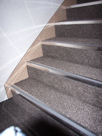 Treppenverlegung mit Schmutzfangbelag, bzw. Debolon PVC Treppensystem.