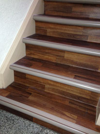 Treppenverlegung mit Schmutzfangbelag, bzw. Debolon PVC Treppensystem.