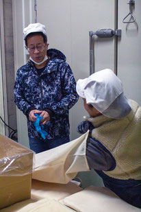 ①米山さん登場。詰め場と蔵との行き来でこの日も大忙し。