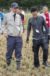 泉橋酒造の高橋亮太さんとお話し中。きっと、お互いに貴重な情報交換の機会となっているのだろう。