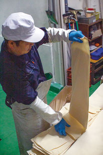 ②酒粕も商品となるため、きれいに取り出す必要がある。