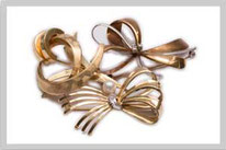 Fachmann prüft Schmuck aus Roségold