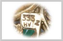 Ring mit 333-Punze in Nahaufnahme