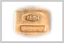 Goldkette aus 18 Karat bei der Prüfung