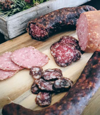 Regionale Premiere: Zum ersten Mal gibt es bei uns Kaminwurzen, Kochsalami & Knoblauchsalami vom Yak - handwerklich hergestellt und aromatisch im Geschmack.