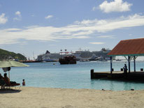 巨大なクルーズ船が何隻も寄港するオランダ側の首都フィリップスバーグ