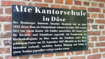 Schild an der Alten Kantorschule in Cuxhaven-Döse. "Alte Kantorschule in Döse. Der Hamburger Amtmann Amandus Abendroth ließ im Jahre 1814 dieses Haus als Schulgebäude erbauen. Im Jahre 1836 wurden hier von einem Kantor 136 Schüler unterrichtet. 