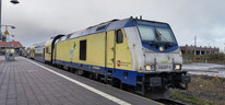 Diesellok 246 007 der Regionalverkehre Start Deutschland (ex Metronom), Unter dem Start-Logo sind noch Reste des ehemaligen Metronom-Logos zu erkennen, dessen Design deutlich besser zur Farbgestaltung des Zuges passte. 