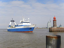 Der Trawler Atlentic Peace kurz vor der Einfahrt in die Geestemündung und den Fischereihafen von Bremerhaven - 06.04.2012