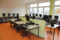 PC-Raum mit vielen Sitzplätzen