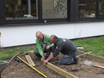 Zwei Männer bauen Beete
