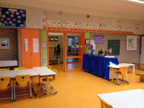 Klassenraum mit Glasfassade zum Flur