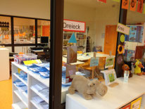 Blick in den Gruppenraum und die angrenzende Klasse