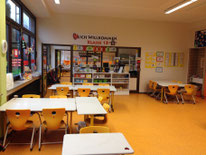 Blick vom Klassenraum durch den Gruppenraum in die nächste Klasse