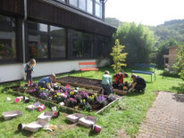 Kinder bepflanzen die Beete