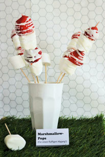 Bild: Ideen für eine Fussballparty, Snackbar für Fussballfans und Freebie für DIY Deko mit Girlanden, Poster und Fussball-Bullshit-Bingo, Marshmallow-Pops als Partyfood, gefunden auf Partystories.de