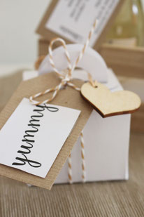 Bild: Cheers to Mr. & Mrs - DIY Hochzeitsgeschenk zum Antoßen! Wein schön verschenken, mit gratis Download für Geschenkanhänger und Glückwunschkarte zum ausdrucken, gefunden auf Partystories.de