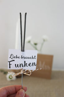 Bild: Cheers to Mr. & Mrs - DIY Hochzeitsgeschenk zum Antoßen! Wein schön verschenken, mit gratis Download für Geschenkanhänger und Glückwunschkarte zum ausdrucken, gefunden auf Partystories.de
