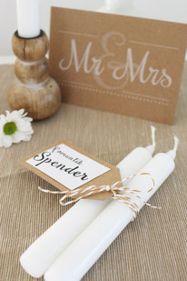Bild: Cheers to Mr. & Mrs - DIY Hochzeitsgeschenk zum Antoßen! Wein schön verschenken, mit gratis Download für Geschenkanhänger und Glückwunschkarte zum ausdrucken, gefunden auf Partystories.de