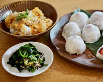 親子丼・青菜の海苔和え・いちご大福