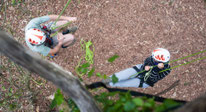 Les Tas De Nature, grimpe d'arbres à Sauvagnon, deux personne un homme une femme, dans un arbre