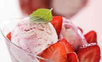 Eisbecher mit Erdbeeren und Minzblatt