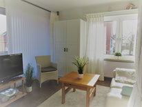 Die gemütliche Ferienwohnung "Friederike" im Ferienhaus "Blanker Hans" liegt in einer ruhigen Seitenstraße mitten im Zentrum von St. Peter-Ording. Mit großem Balkon ist sie die ideale Ferienwohnung für einen entspannten Urlaub 