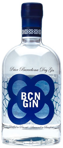 BCN Gin Flasche durchsichtig mit blauem Logo, Mediterranean Dry Gin auf Tresterbasis mit den Botanicals Wacholder, Rosmarin, Fenchel, Pinien, Feige und Zitrone. Bottle of  BCN gin with botanicals juniper, rosemary, fennel, pinesprouts, figs and lemon. 