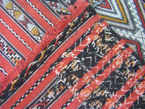 Achète tapis à Béziers, tapis ancien à Béziers, tapis ancien antiquaire brocanteur dans l'Hérault, tapis berbère, tapis iranien, tapis turc, tapis noué à la main, broderie, Hérault Béziers brocante antiquaire.