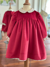 Robe de Noël en velours rouge Chloé. Création française Fil de Légende. Disponible en ligne et en boutique à Paris, Neuilly-sur-Seine.