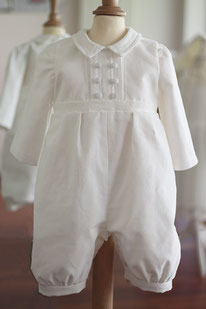 Robe baptême fille hiver en dentelle doublée satin avec manches longues. Modèle robe baptême Estelle par Fil de Légende. Magasin vêtements baptême Paris, Neuilly-sur-Seine. Expédition en France et à l'international.