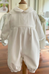 Robe baptême bébé fille dentelle italienne manches longues. Modèle robe baptême bébé Elisa, Fil de Légende. Magasin vêtements baptême Paris, Neuilly-sur-Seine. Envois dans toute la France.