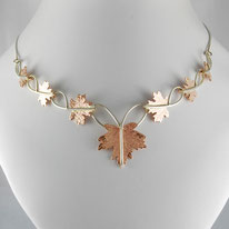 Canadian Maple Leaves Necklace in Red Gold 