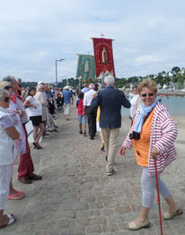 La procession des croix, banières, reliques et statue de la vierge arrive sur le môle.