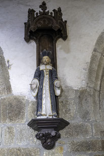 Bild: Statue Saint Yves in der Kirche Saint Derrien  des umfriedeten Pfarrbezirkes in Commana 