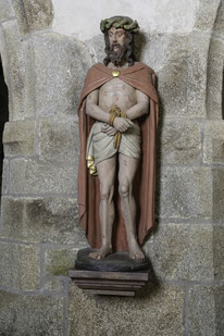 Bild: Statue des dornengekrönten Jesus in der Kirche Saint Derrien  des umfriedeten Pfarrbezirkes in Commana 