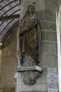 Bild: Kirche Saint-Germain im umfriedeten Pfarrbezirk von Pleyben   