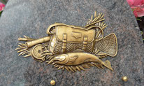 bronze-peche-pecheur-filet-epuisette-truite-saumon-plaque-funeraire-porte-columbarium