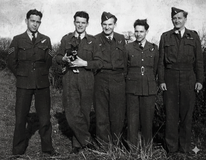 Le sous-lieutenant d'aviation Steve Kuleski (à l'extrême droite) et des membres de son équipage - Crédit : Stephen Taylor/Calgary journal