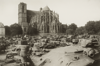Légende au dos : Épargnée par la bataille qui a libéré Le Mans des Allemands le 9 août 1944, la cathédrale du Mans a été admirée par les hommes du corps de chars américain en route vers le front - Crédit : Archives US