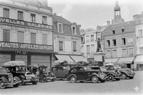 Réfugiés et leur voiture sur la place Henri IV, la Flèche, 1940 - Crédit : Joe Heydecker