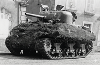 photo : char Sherman US dans les rues de Loué, 7 août 1944