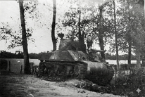 Char Sherman détruit à l'entrée de la ferme le Bois d'Effe au sud de Marolles-les-Braults, 10 août 1944 - Crédit : Maine-Libre