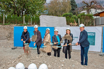 Architekt DI Sebastian Neuschmid, Ing. Franz Mariacher (TIGEWOSI) Landesrätin Beate Palfrader, Verbandsleiterin Monika Mück-Egg (GVT), Landesrätin Gabriele Fischer, und Bürgermeister Georg Willi beim Spatenstich für das neue Gehörlosenzentrum Tirol. (©GVT